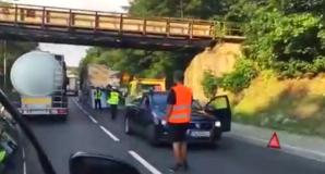 [VIDEO] Z ostatniej chwili: Naczepa TIRa rozpadła się na drodze, jak papierowa konstrukcja 