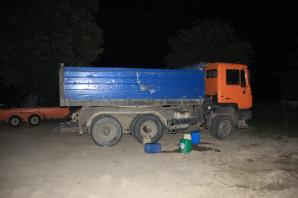 Kradzionym samochodem przyjechał kraść paliwo. Próbował schować się w krzakach, ale trafił do policyjnej celi