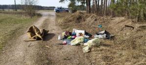 Śmieciowa wyspa jako szósty kontynent. Obraz współczesnej cywilizacji. Wyrzuciła do lasu, policjanci przyszli do domu