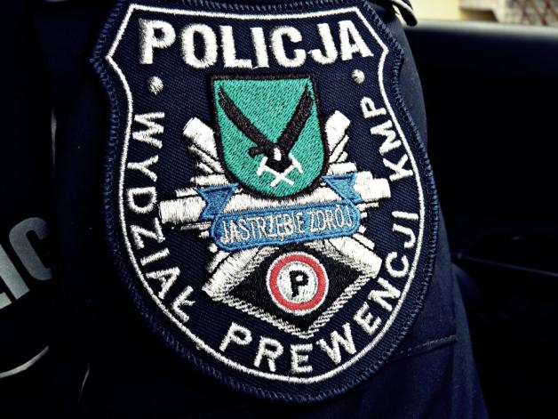 Wyprowadzili mężczyznę z palącego się pustostanu