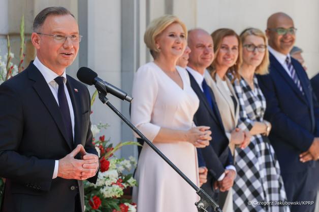 Z okazji Dnia Samorządu Terytorialnego Prezydent Andrzej Duda zaprosił w piątek do ogrodów Pałacu Prezydenckiego samorządowców ze wszystkich szczebli i ze wszystkich stron sceny politycznej, w tym przede wszystkim najmłodszych radnych